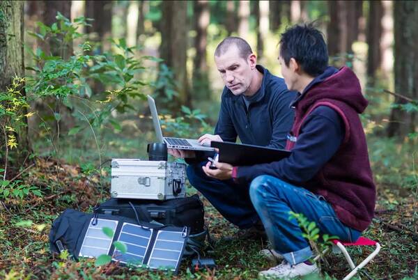 环保主义者使用太阳能现场实验室监测森林