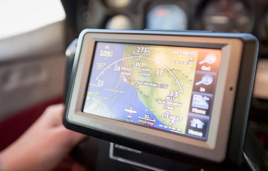 アラスカ中南部のホーマーにあるカケマック湾の近くを飛行しているパイロットのGPSデバイスのクローズアップ。
