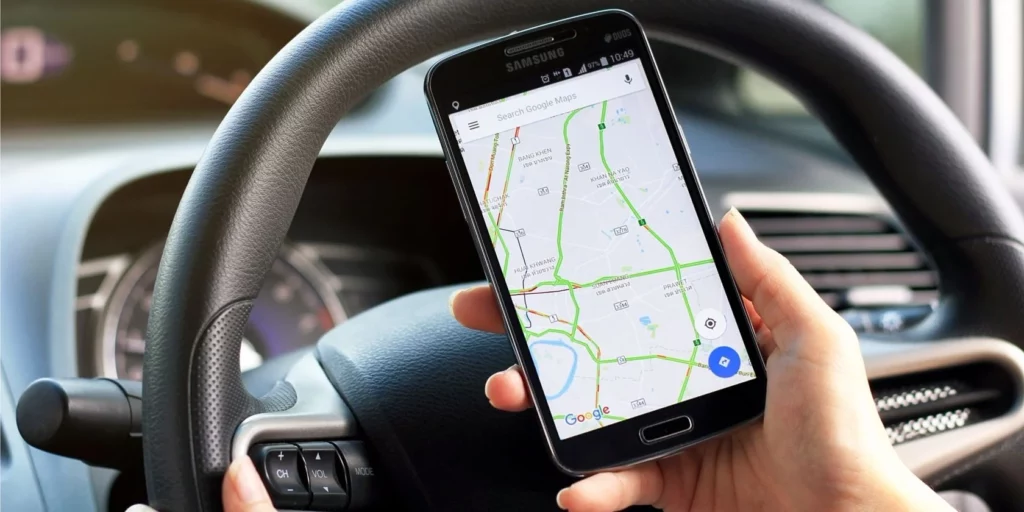 Téléphone portable couplé avec GPS de voiture